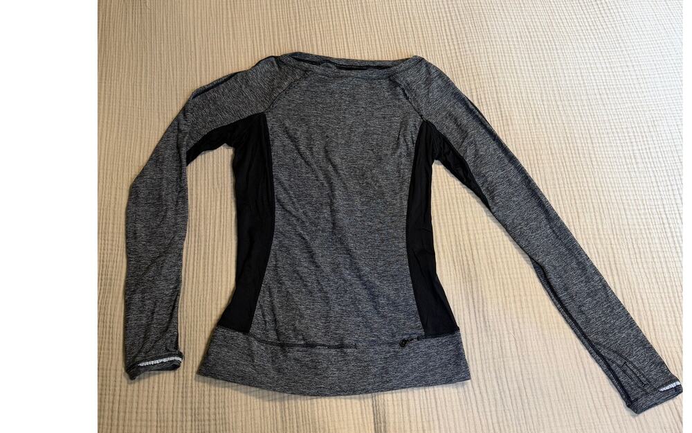 Lululemon Long Sleeve running top. Size 6 ( B130446)